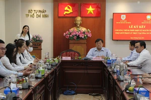 TAND TP.HCM và Sở Tư pháp ký kết chương trình trợ giúp viên pháp lý trực tại tòa án 