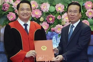 Chủ tịch nước trao Quyết định bổ nhiệm thẩm phán TAND Tối cao cho ông Nguyễn Hồng Nam