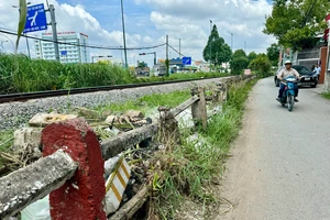 TP.HCM: Hàng rào bảo vệ đường sắt hư hỏng nặng, tiềm ẩn nhiều rủi ro