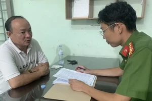 Vụ người đàn ông đập kính ô tô ở Bình Dương: Có dấu hiệu của những tội gì?