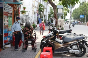 Đi ăn được giữ xe miễn phí, mất trộm xe ai đền?