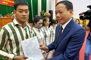 Ông Nguyễn Trí Tuệ, Phó Chánh án thường trực TAND Tối cao, trao quyết định đặc xá cho phạm nhân tại Trại giam Xuân Lộc.