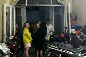 Đang thuê phòng thì công an kiểm tra nhà nghỉ đột xuất, phải làm sao?