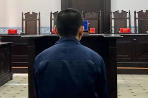 Đem hàng của công ty bán lấy tiền đánh bạc online, thủ kho lãnh án