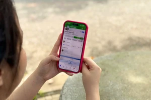 Người dân cần cẩn trọng khi mua vé tàu giá rẻ trên mạng. Ảnh: TRẦN MINH