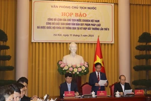 Ông Phạm Thanh Hà- Phó Chủ nhiệm Văn phòng Chủ tịch nước công bố Lệnh của Chủ tịch nước công bố Luật Ban hành văn bản quy phạm pháp luật (sửa đổi). Ảnh: ĐẮC LAM 