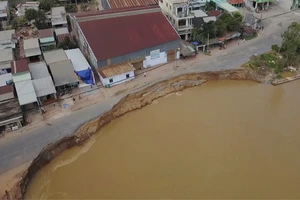 “Bảo kê” cát lậu và tiếng thở dài từ vùng sạt lở