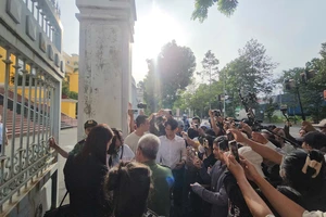  Youtuber, tiktoker tập trung đông ở cổng tòa trước giờ xử phúc thẩm vụ tranh chấp di sản của cố NSƯT Vũ Linh