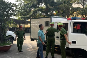 Sáng nay, tòa xét xử YouTuber Đinh Thị Lan vì loạt video liên quan bà Nguyễn Phương Hằng