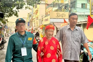 Nhiều cử tri 100 tuổi vẫn trực tiếp đi bầu cử