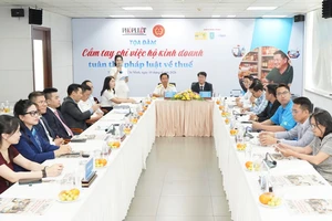 Từ ‘cầm tay chỉ việc’ tuân thủ pháp luật đến ‘văn hóa thuế’