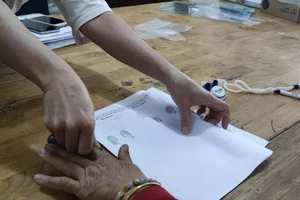 Vụ hợp đồng chuyển nhượng đất giả chữ ký bên bán: Vì sao việc công chứng có vi phạm nhưng không phải bồi thường?