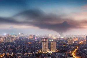 Khói độc từ đám cháy Rạng Đông tỏa theo chiều gió. Ảnh: Nguyễn Thái Thạch