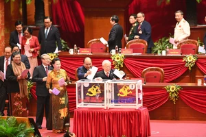 Đại biểu bỏ phiếu bầu BCH Trung ương. Ảnh: X.Đ