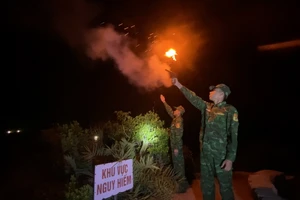 Quảng Ninh bắn pháo sáng gọi tàu thuyền về bờ