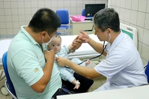 Bé gái sinh non nhẹ cân nhất Việt Nam đón thôi nôi 