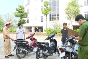 Chưa đủ 18 tuổi, hai thanh niên Phú Thọ bị khởi tố vì ném chai bia vào công an