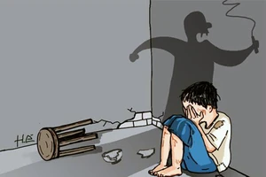 Bé 6 tuổi chấn thương sọ não nghi do người tình của mẹ đánh