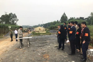 Khởi động cưỡng chế ngôi mộ cổ chắn ngang tuyến đường 1.900 tỉ đồng