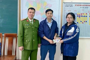 Hai học sinh Phú Thọ nhặt được của rơi trả người đánh mất