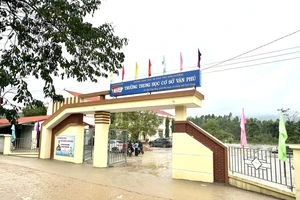 Tạm đình chỉ hiệu trưởng vụ học sinh quây cô giáo ở Tuyên Quang