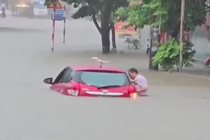 Thành phố Thái Nguyên ngập sâu, xe ô tô chết máy giữa đường