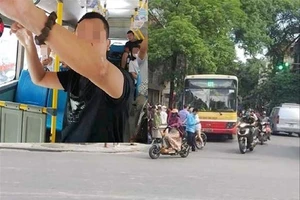 Thanh niên trong ảnh đã có hành vi công khai thủ dâm trên xe buýt ở Hà Nội, buộc tài xế dừng xe, báo công an xử phạt.
