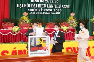 Trước khi Ban Bí thư chỉ đạo tạm dừng tổ chức đại hội cấp cơ sở, từ giữa tháng 3, một số đại hội điểm đã được tiến hành. Trong ảnh, Đại hội Đảng bộ xã Lê Hồ, huyện Kim Bảng, Hà Nam bầu cấp ủy nhiệm kỳ mới.