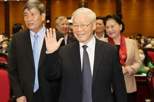 Tổng Bí thư, Chủ tịch nước Nguyễn Phú Trọng vui vẻ chào các đại biểu dự hội nghị tổng kết công tác kiểm tra Đảng, khóa XII. Ảnh: TTXVN