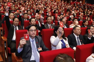 Việc biểu quyết về số lượng Ủy viên BCH Trung ương khóa XIII được các đại biểu Đại hội XIII thực hiện bằng thẻ đảng viên. Ảnh: ĐX.