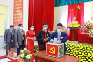 Đại hội Đảng bộ xã Tân Dân, TP Hạ Long, Quảng Ninh, được tổ chức ngày 17, 18 - 3. Các đại biểu đeo khẩu trang để phòng COVID-19.