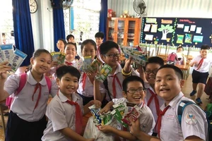 Vỏ hộp sữa giấy tái chế thành tấm lợp sinh thái