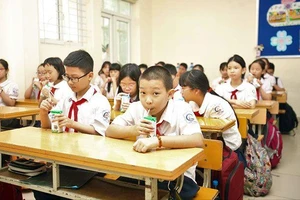 Kết thúc năm học, học sinh Hà Nội tạm ngưng uống sữa học đường