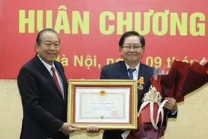 Phó Thủ tướng Trương Hòa Bình thay mặt Chủ tịch nước trao tặng Huân chương Độc lập cho cựu Bộ trưởng Nội vụ Lê Vĩnh Tân.