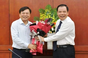 Bộ trưởng Nông nghiệp và Phát triển nông thôn Nguyễn Xuân Cường tặng hoa chúc mừng tân Thứ trưởng Nguyễn Hoàng Hiệp (trái)