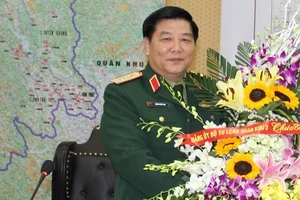 Trung tướng Dương Đức Hòa nghỉ hưu và bàn giao nhiệm vụ Tư lệnh Quân khu 2 từ tháng 5-2016. Ảnh: VOV