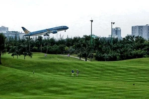 Dự án sân golf trong khu vực Tân Sơn Nhất đang sử dụng đất quốc phòng kết hợp làm kinh tế. Ảnh: nhadautu.vn