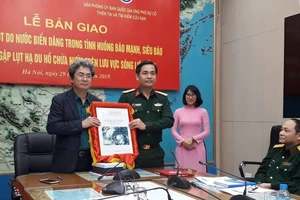 Ông Vũ Xuân Thành, Phó Tổng cục trưởng Tổng cục Phòng chống thiên tai bàn giao bản đồ ngập lụt cho Ủy ban quốc gia Ứng phó sự cố thiên tai và Tìm kiếm cứu nạn.