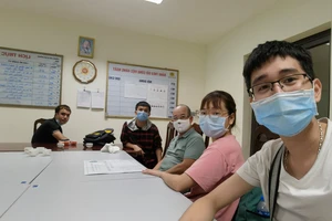 Anh Lê Thành Trung và các tình nguyện viên Câu lạc bộ Sẻ chia sự sống Hà Nội tại trụ sở Công an Hà Đông. Ảnh do nhân vật cung cấp.