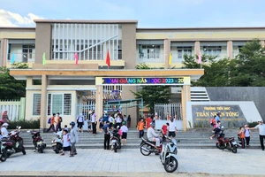 Các trường học không được ép buộc học sinh tham gia học tiếng anh với người nước ngoài. Ảnh: MINH TRƯỜNG.