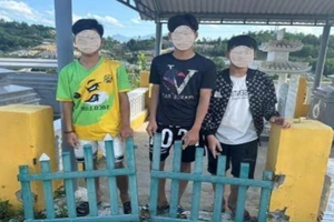 Ba thiếu niên trộm 11 cánh cổng sắt ở Nghĩa trang Hoà Sơn.