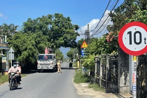 CSGT-TT Công an TX Điện Bàn tuần tra kiểm soát trên tuyến đường cấm xe có trọng tải trên 10 tấn.