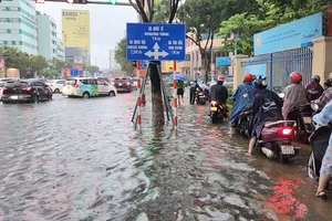 Đường Nguyễn Văn Linh đoạn giao với Hàm Nghi ngập sâu trong nước. Ảnh: MINH TRƯỜNG.