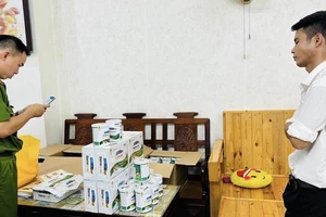 Lực lượng chức năng thực hiện niêm phong các sản phẩm không rõ nguồn gốc xuất xứ. Ảnh:CA