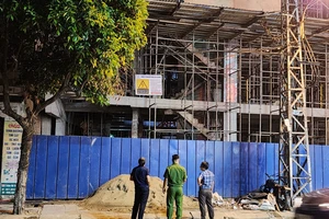 Lực lượng chức năng tiến hành đo đạc, lập biên bản vụ việc. Ảnh: MINH TRƯỜNG.