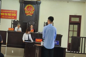 Các bị cáo được cách ly và lần lượt trả lời tại toà. Ảnh: MT.