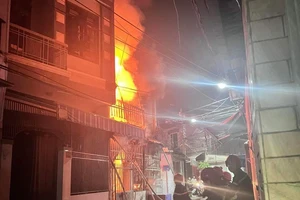 Ngôi nhà hai tầng bốc cháy dữ dội. Ảnh: MT.