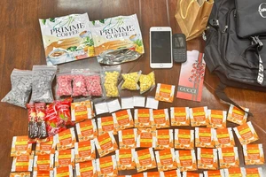 1000 viên thuốc lắc cùng nhiều loại ma tuý dạng nước khác bị lực lượng chức năng phát hiện thu giữ. Ảnh: MT.