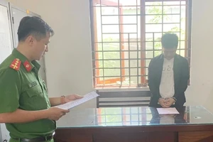 Lực lượng chức năng tiến hành bắt giữ đối tượng Nguyễn Hoàng Sang về tội Gây rối trật tự công cộng. Ảnh: CA.