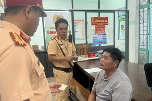 Tài xế bị lực lượng công an khống chế đưa về trụ sở để điều tra. Ảnh: CA.